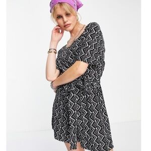 NEW Geometric Pattern Mini Dress with Tie Belt Size Small